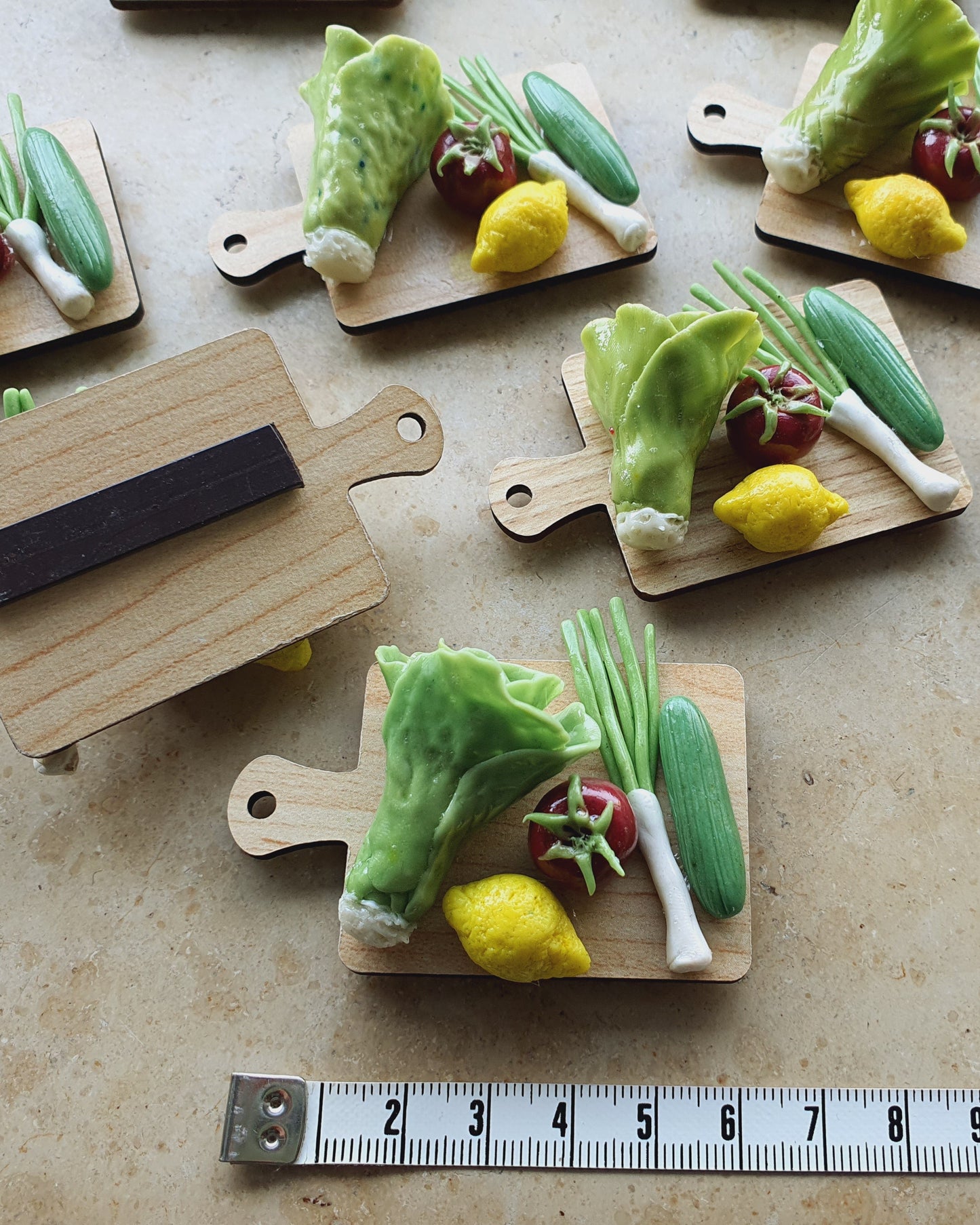 Salatbrett mit Kühschrankmagnet