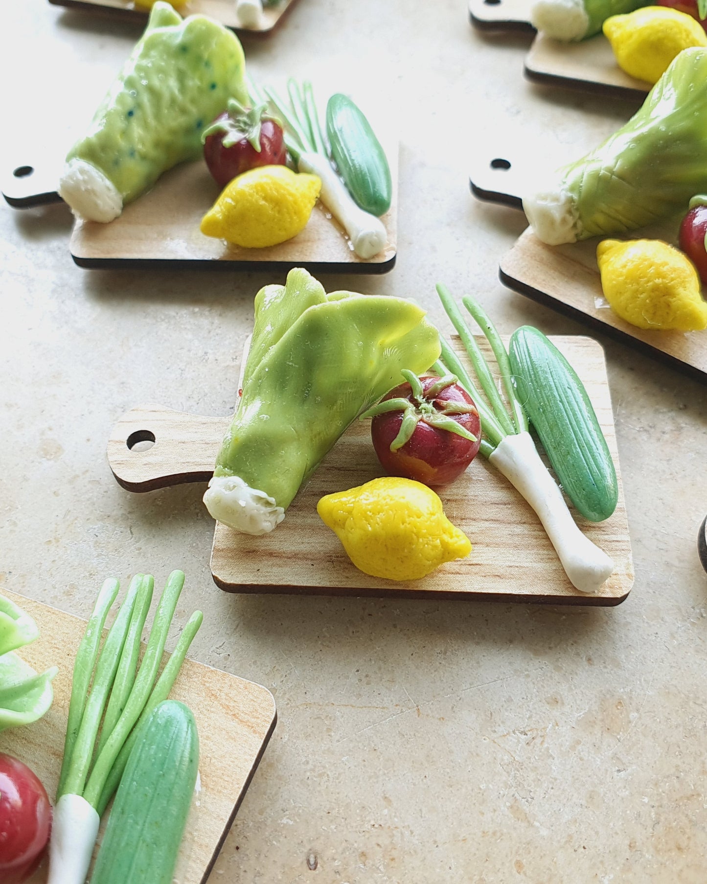 Salatbrett mit Kühschrankmagnet