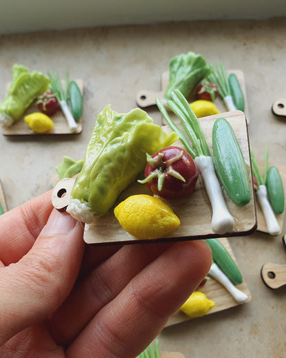Salatbrett mit Kühschrankmagnet