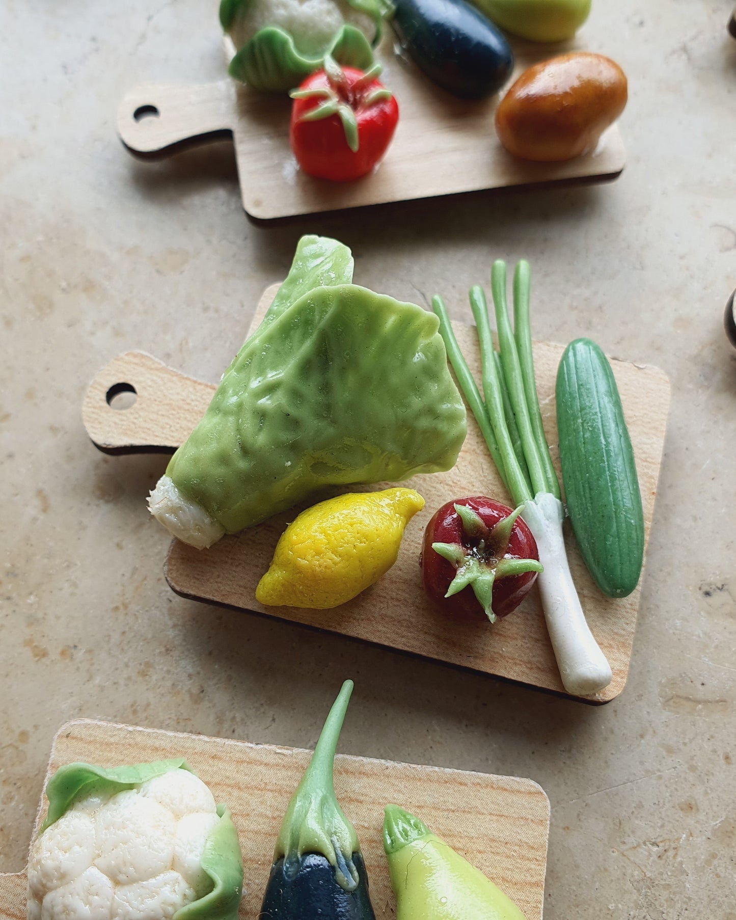 Salatbrett mit Kühschrankmagnet