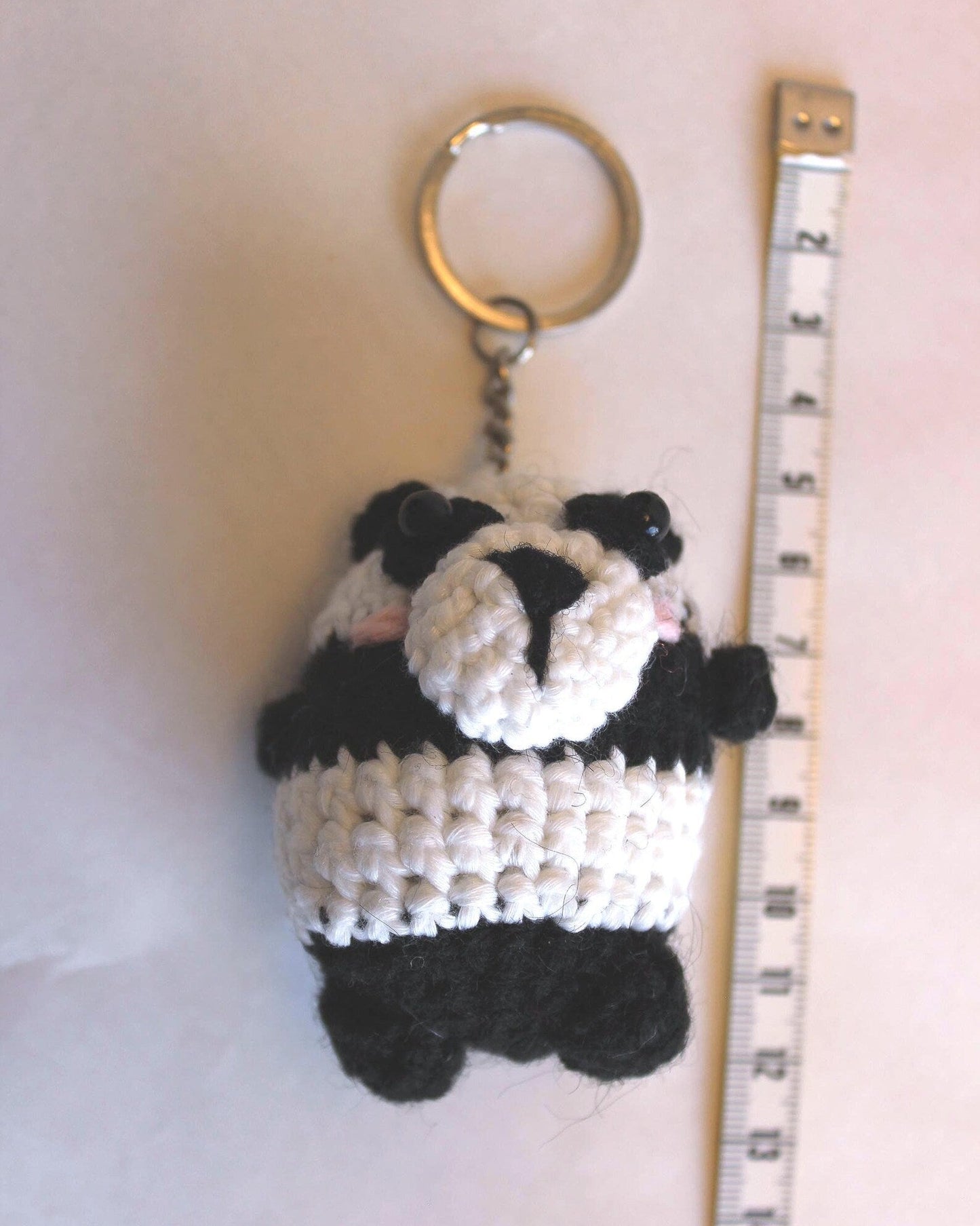Gehäkelter Panda-Anhänger
