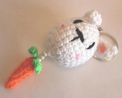 Gehäkelter Hase mit Karotte-Anhänger