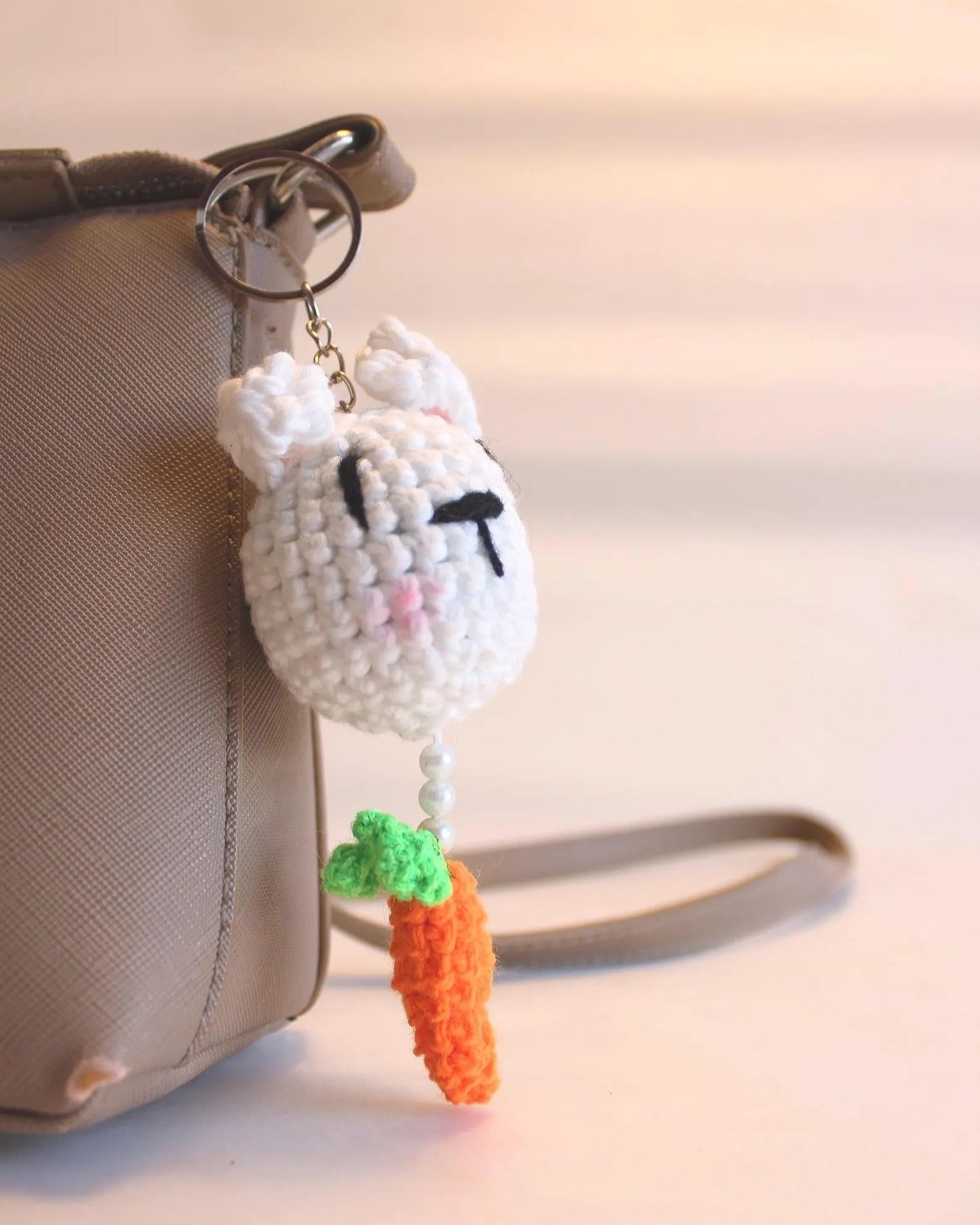 Gehäkelter Hase mit Karotte-Anhänger
